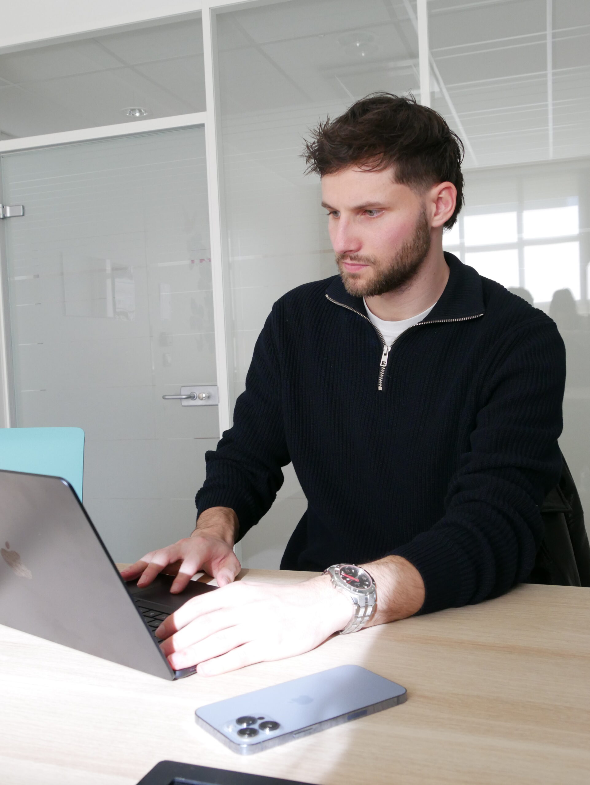 Noah Prime travaillant sur LinkedIn